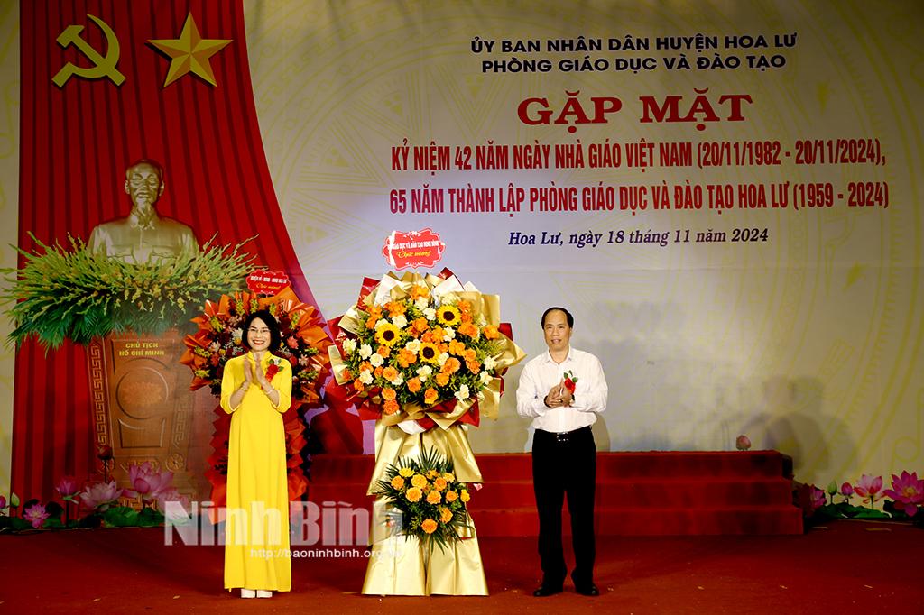 Lãnh đạo Sở Giáo dục và Đào tạo tặng hoa chúc mừng Phòng Giáo dục Đào tạo Hoa Lư.