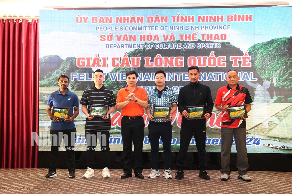 Lãnh đạo Sở Văn hoá và Thể thao trao quà lưu niệm cho các đoàn tuyển tham dự Giải.