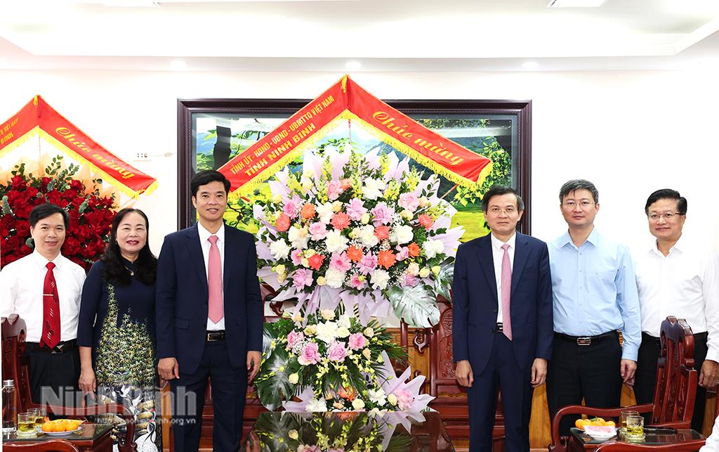 Đồng chí Bí thư Tỉnh ủy Đoàn Minh Huấn tặng hoa, chúc mừng lãnh đạo, cán bộ, công chức Sở Giáo dục và Đào tạo và toàn thể các thầy, cô giáo trong toàn tỉnh nhân kỷ niệm Ngày Nhà giáo Việt Nam 20/11.