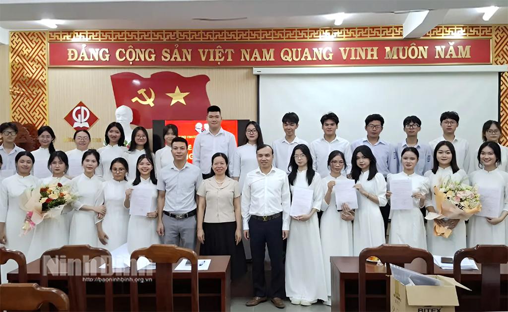 Lễ kết nạp đảng viên là học sinh tại Chi bộ Trường THPT Kim Sơn B.