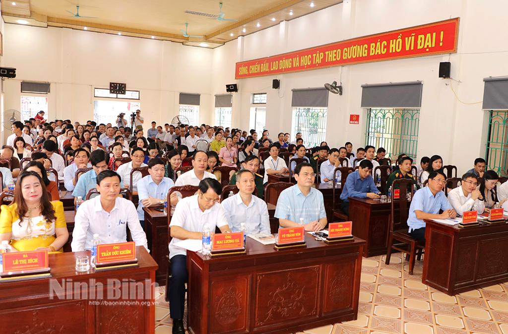 Các đại biểu dự buổi tiếp xúc cử tri tại thành phố Tam Điệp. Ảnh: Đức Lam