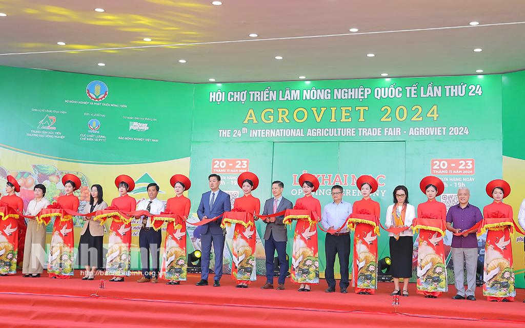 Các đại biểu cắt băng khai mạc triển lãm.