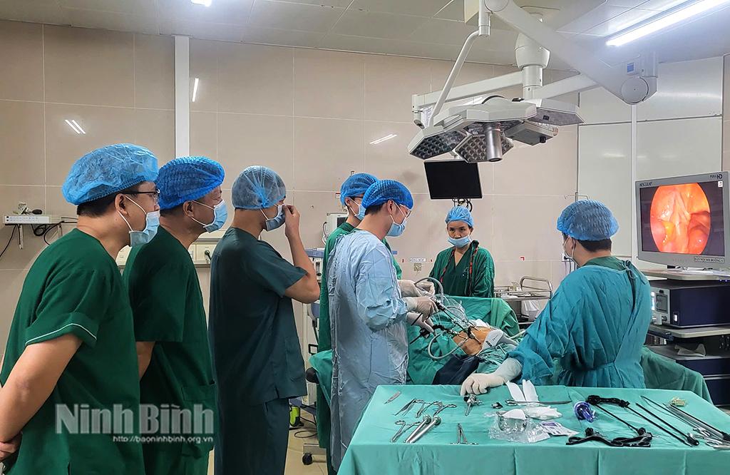 Các bác sỹ Bệnh viện Đa khoa tỉnh thực hiện một ca phẫu thuật nội soi ung thư trực tràng.