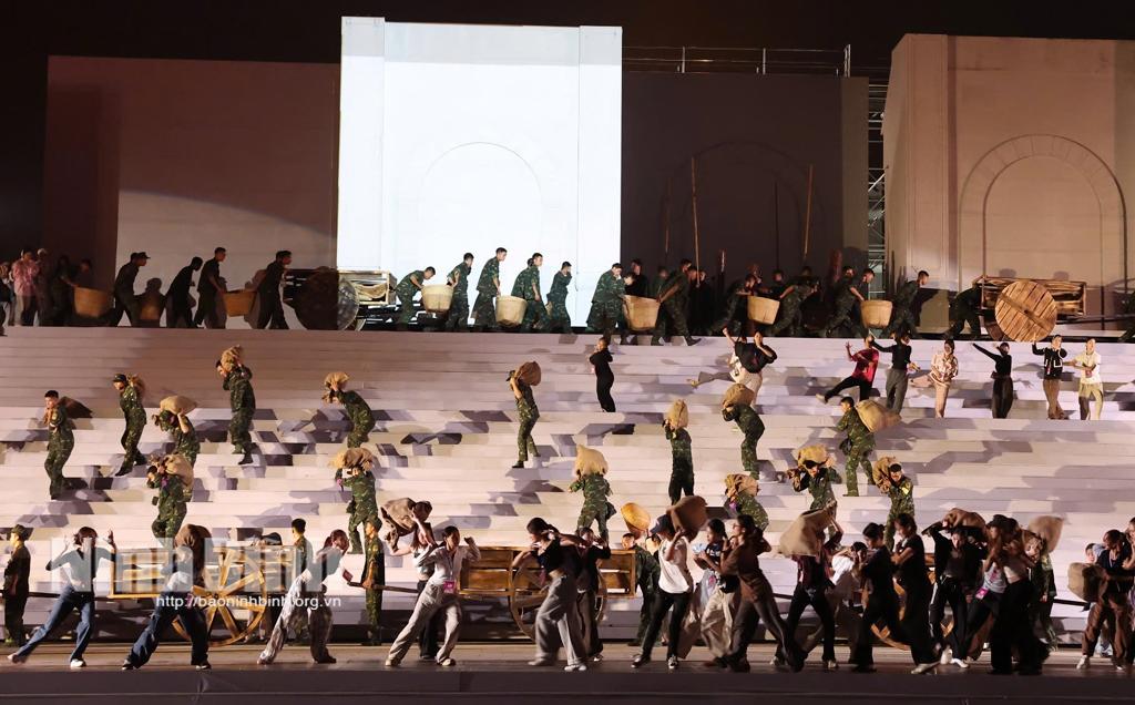 Các diễn viên quần chúng tích cực tập luyện cho chương trình khai mạc Festival Ninh Bình lần thứ III.