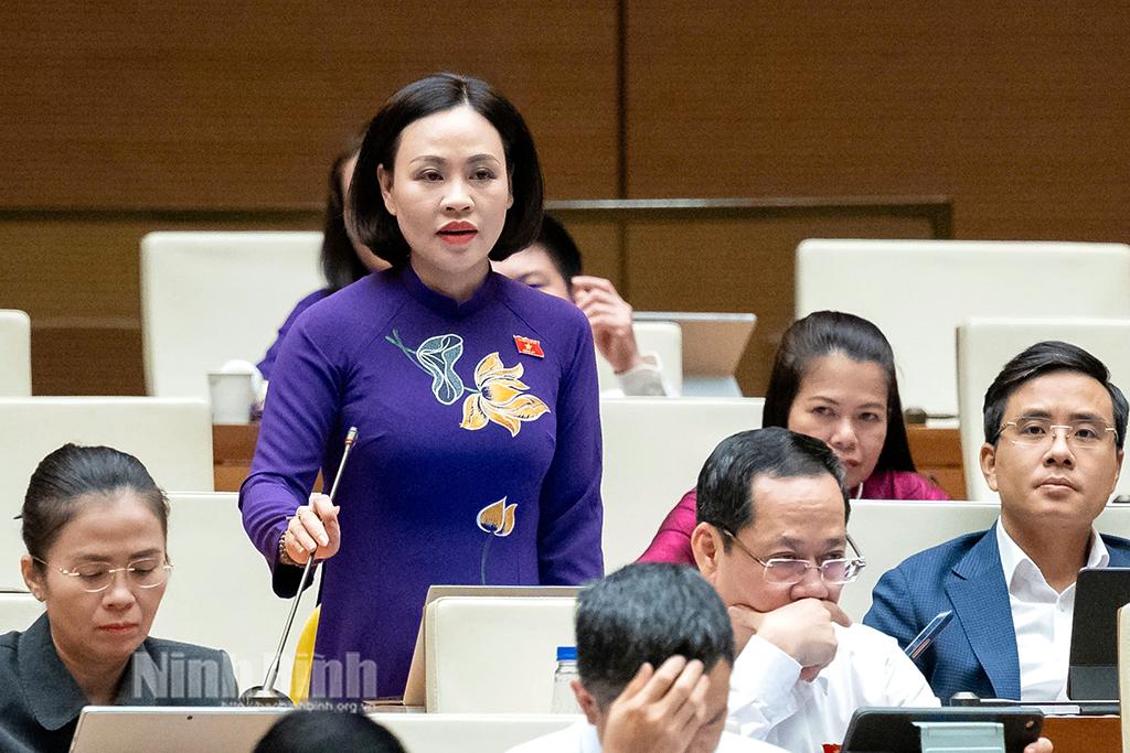 Đại biểu Trần Thị Hồng Thanh, Phó Trưởng Đoàn ĐBQH tỉnh Ninh Bình phát biểu thảo luận tại hội trường về việc thành lập thành phố Huế trực thuộc Trung ương. Ảnh: Thanh Thuỷ