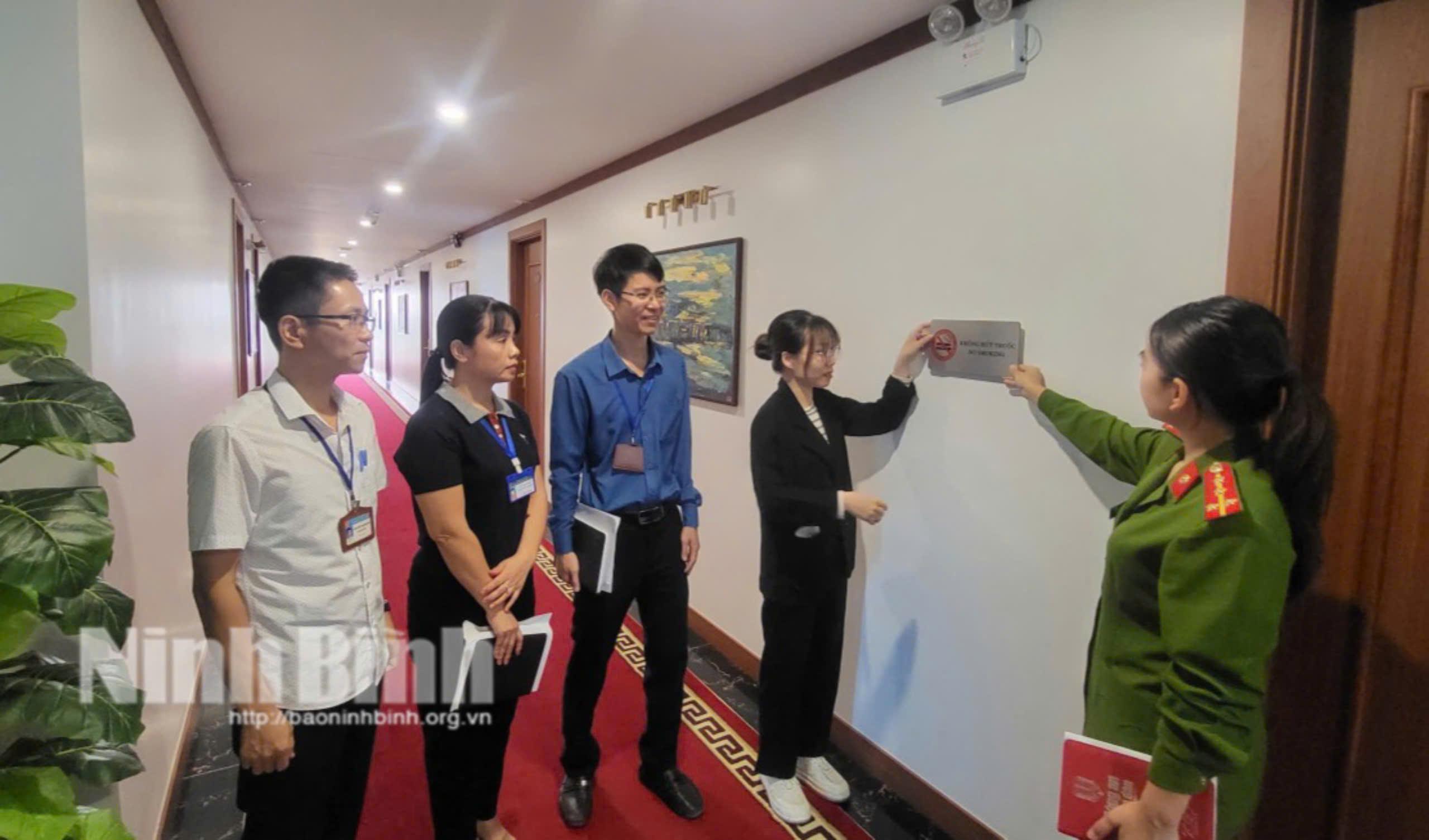 Đoàn kiểm tra liên ngành thành phố Ninh Bình kiểm tra hoạt động phòng, chống tác hại của thuốc lá tại Khách sạn MT Collection (phường Đông Thành).