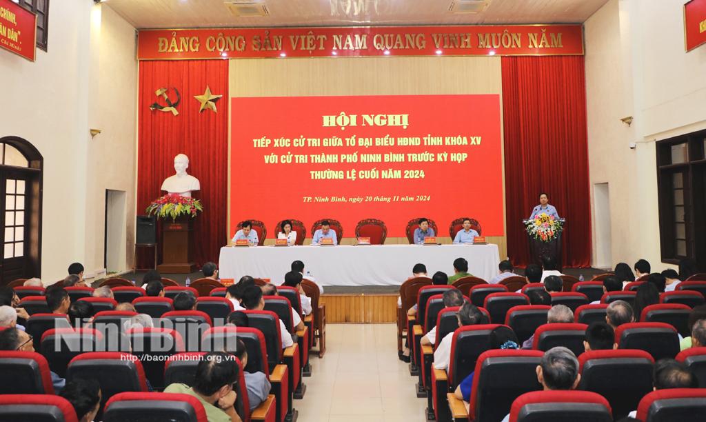 Quang cảnh buổi tiếp xúc cử tri thành phố Ninh Bình.