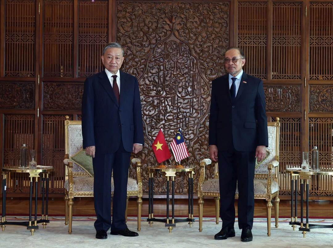 Tổng Bí thư Tô Lâm và Thủ tướng Malaysia Anwar Ibrahim chụp ảnh chung.