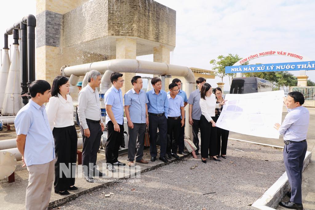Đoàn khảo sát tại cụm công nghiệp Văn Phong (Nho Quan). Ảnh: Đức Lam