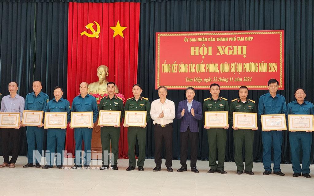 Lãnh đạo thành phố Tam Điệp trao khen thưởng cho các tập thể, cá nhân có thành tích trong phong trào thi đua Quyết thắng và thực hiện nhiệm vụ công tác quốc phòng, quân sự địa phương năm 2024.