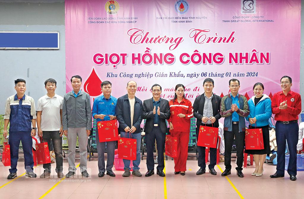 Lãnh đạo Liên đoàn Lao động tỉnh và Hội Chữ thập đỏ tỉnh trao quà cho công nhân tham gia chương trình Giọt hồng công nhân năm 2024. Ảnh: Minh Quang