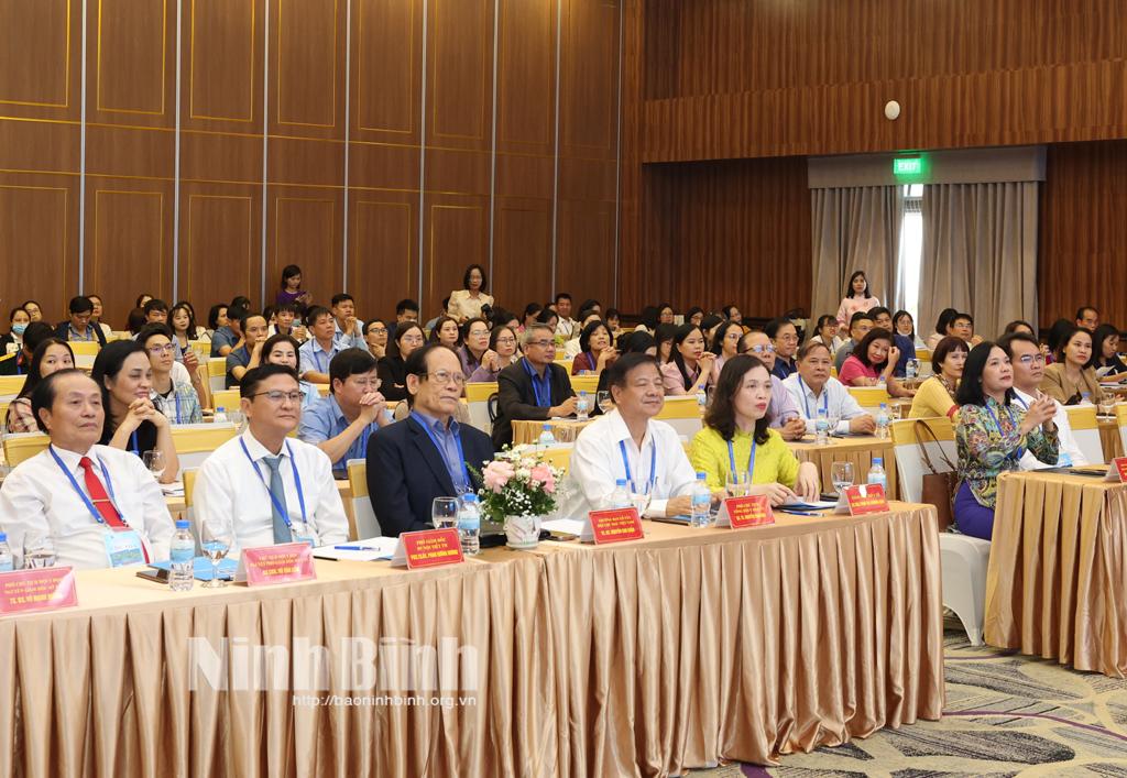 Các đại biểu dự hội nghị khoa học.