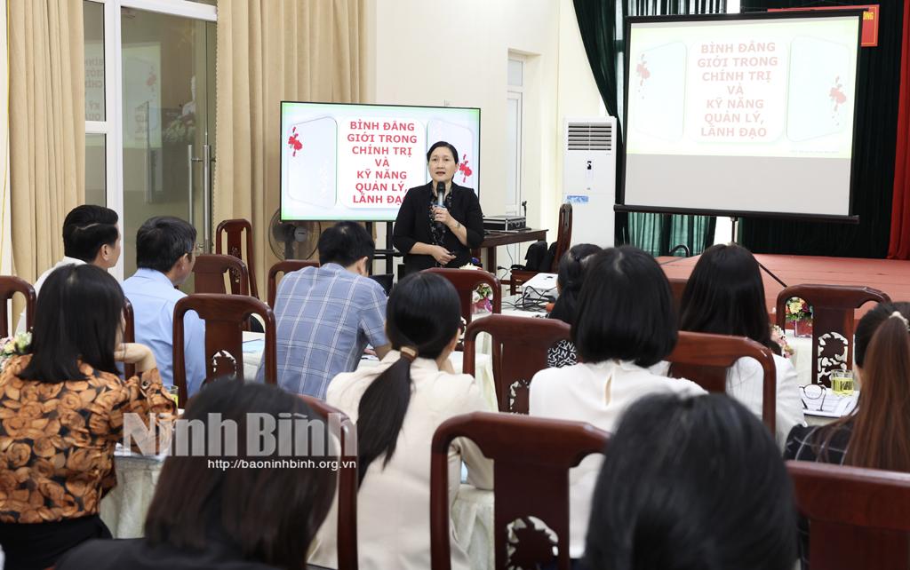 Bà Hà Thị Thanh Tâm, Ủy viên BCH Trung ương Hội LHPN Việt Nam, Phó Giám đốc Học viện Phụ nữ Việt Nam chia sẻ về chủ đề Bình đẳng giới trong lĩnh vực chính trị, kỹ năng lãnh đạo, quản lý.