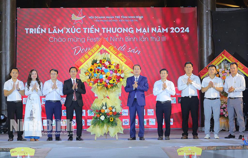 Đồng chí Mai Văn Tuất, Phó Bí thư Thường trực Tỉnh uỷ, Chủ tịch HĐND tỉnh tặng hoa chúc mừng Hội Doanh nhân trẻ tỉnh.