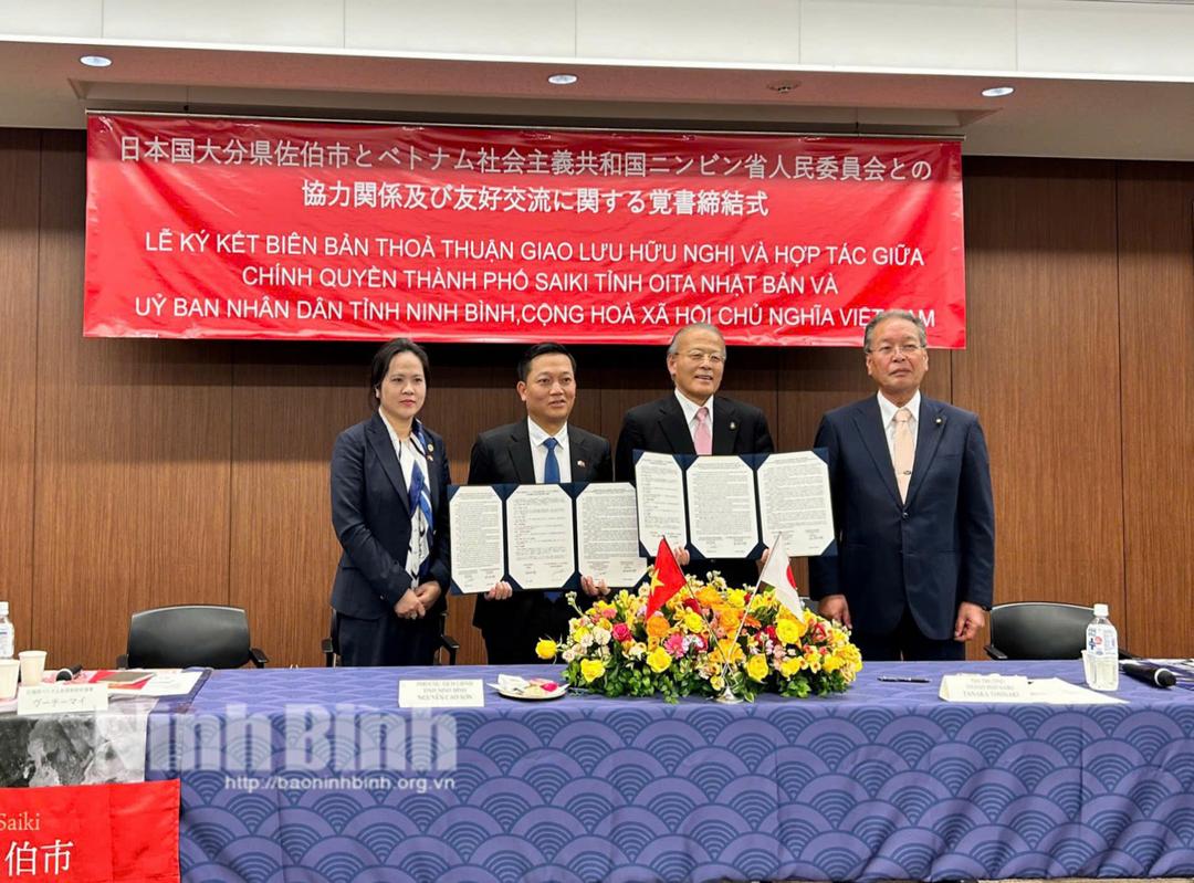 Lãnh đạo UBND tỉnh Ninh Bình và lãnh đạo thành phố Saiki ký kết Bản ghi nhớ hợp tác giao lưu hữu nghị giữa tỉnh Ninh Bình và thành phố Saiki (tỉnh Oita, Nhật Bản).
