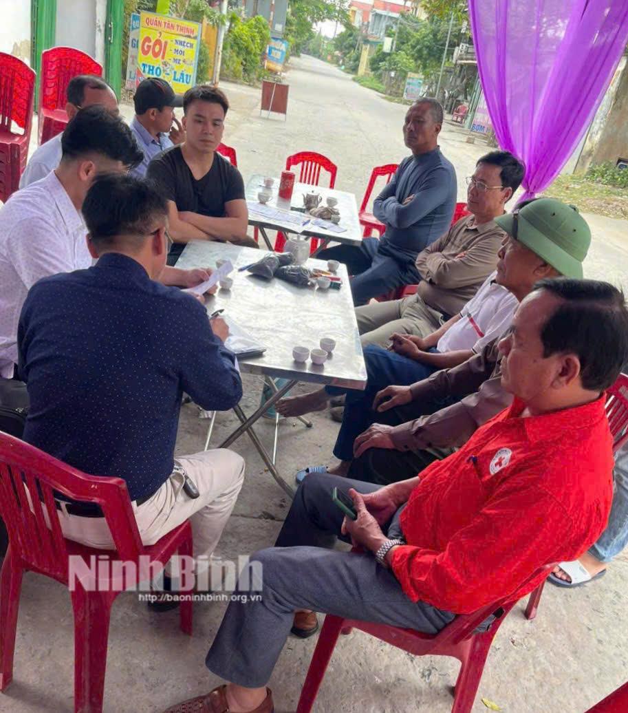 Hội Chữ thập đỏ tỉnh và Bệnh viện Mắt Trung ương thực hiện các thủ tục trước khi tiếp nhận giác mạc của ông Nguyễn Văn Khương.