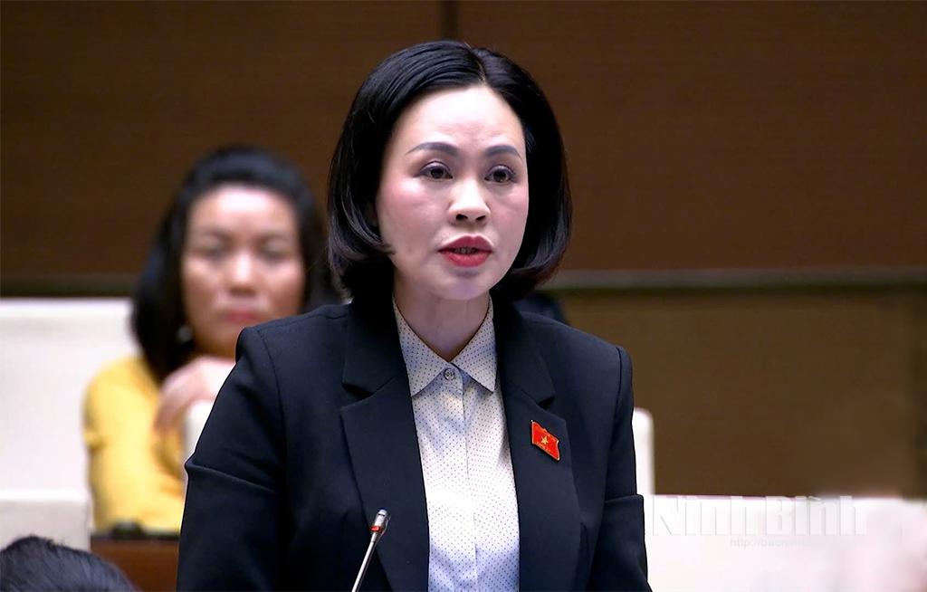 Đại biểu Trần Thị Hồng Thanh, Phó Trưởng Đoàn ĐBQH tỉnh phát biểu thảo luận tại hội trường.