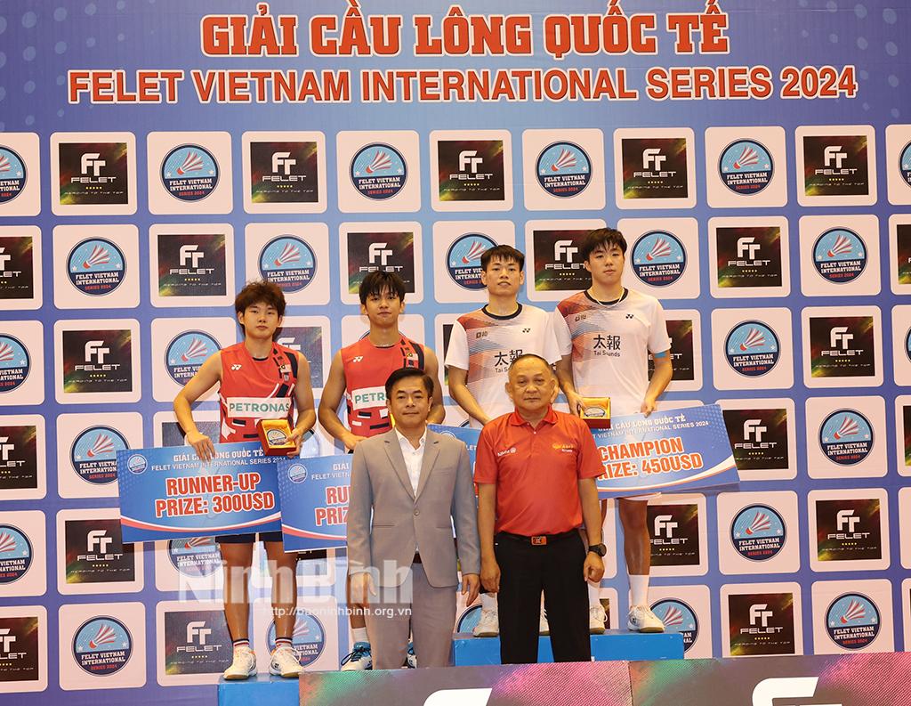 Ban tổ chức trao giải nội dung đôi nam.