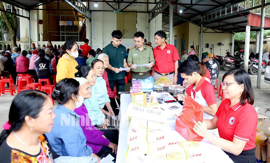 CLB Thầy thuốc trẻ tỉnh Ninh Bình trực tiếp khám chữa bệnh, tư vấn sức khoẻ cho các hộ dân tại xã Kỳ Phú (Nho Quan).