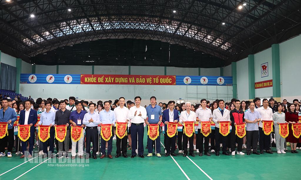 Lãnh đạo Sở Giáo dục và Đào tạo tặng Cờ lưu niệm cho các đoàn tham gia Hội thi.