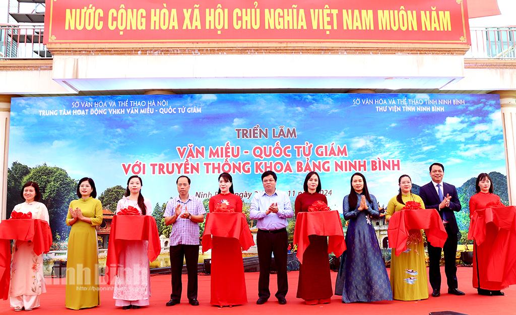 Các đại biểu cắt băng khai mạc triển lãm.