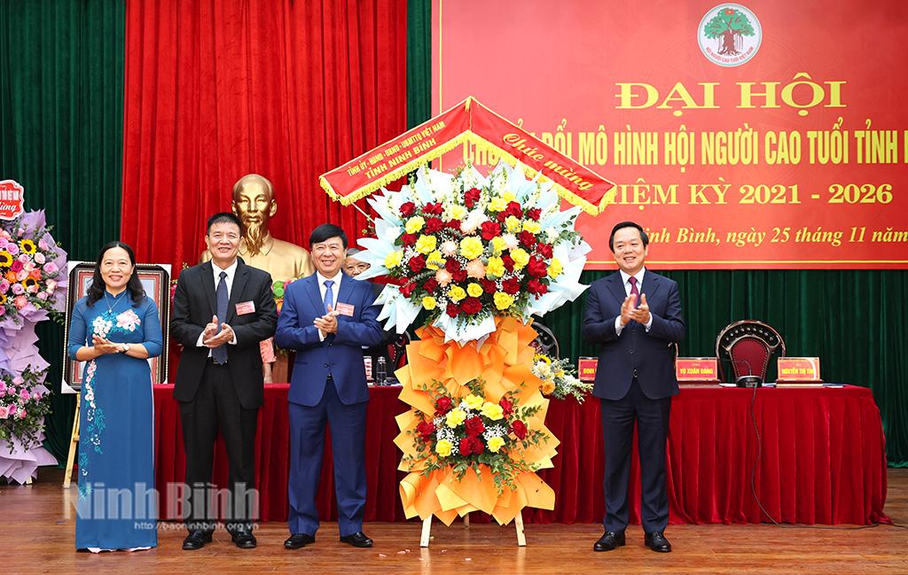 Đồng chí Phạm Quang Ngọc, Phó Bí thư Tỉnh ủy, Chủ tịch UBND tỉnh tặng hoa chúc mừng Đại hội.