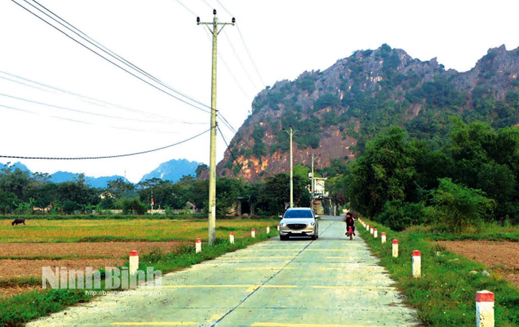 Tuyến đường liên thôn giữa thôn Đồi Ngọc, Thạch La, Bãi Lóng và Tiền Phong, xã Thạch Bình (Nho Quan) mới được đầu tư xây dựng, tạo thuận lợi cho người dân tham gia giao thông, sản xuất. Ảnh: Đức Lam
