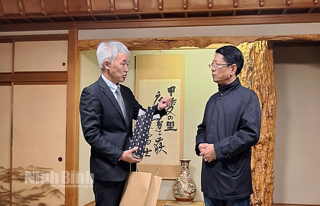 Đồng chí Trần Song Tùng, Phó Chủ tịch UBND tỉnh trao đổi kinh nghiệm với lãnh đạo thành phố Hokuto, tỉnh Yamanashi.