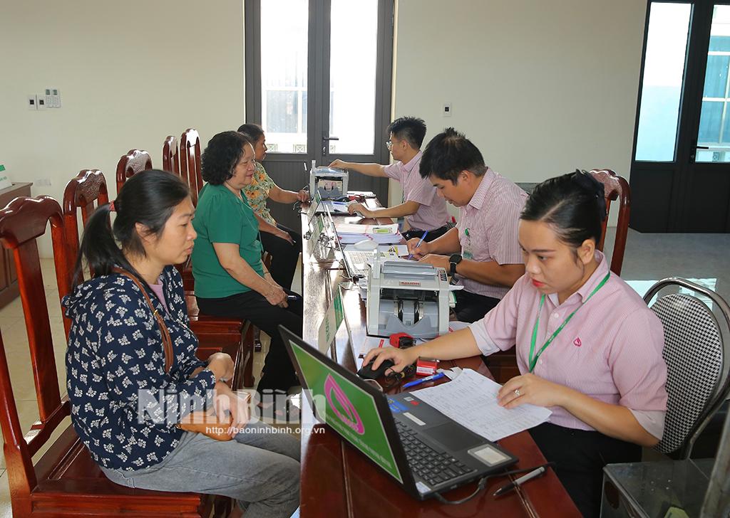 Phiên giao dịch định kỳ của Ngân hàng CSXH tại Điểm giao dịch phường Đông Thành, thành phố Ninh Bình. Ảnh: Anh Tuấn