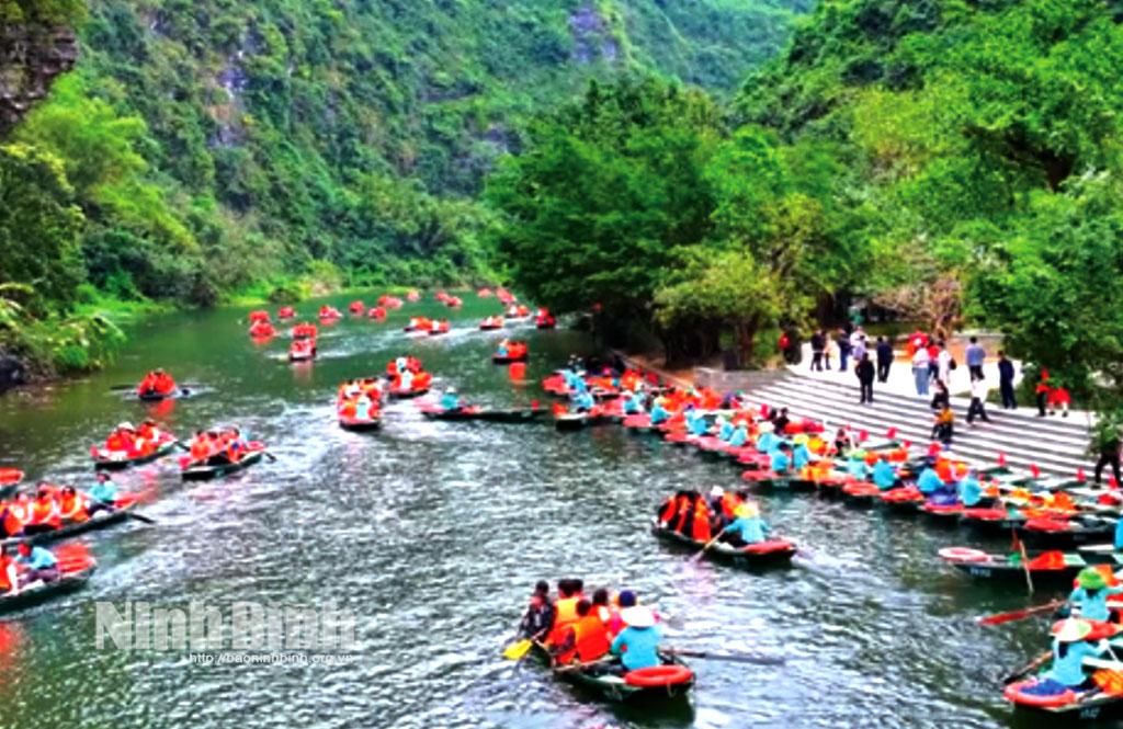 Di sản Văn hóa và Thiên nhiên thế giới-Quần thể danh thắng Tràng An là nguồn lực để Ninh Bình phát triển du lịch trong những năm qua. Trong ảnh: Du khách tham quan Khu du lịch sinh thái Tràng An.