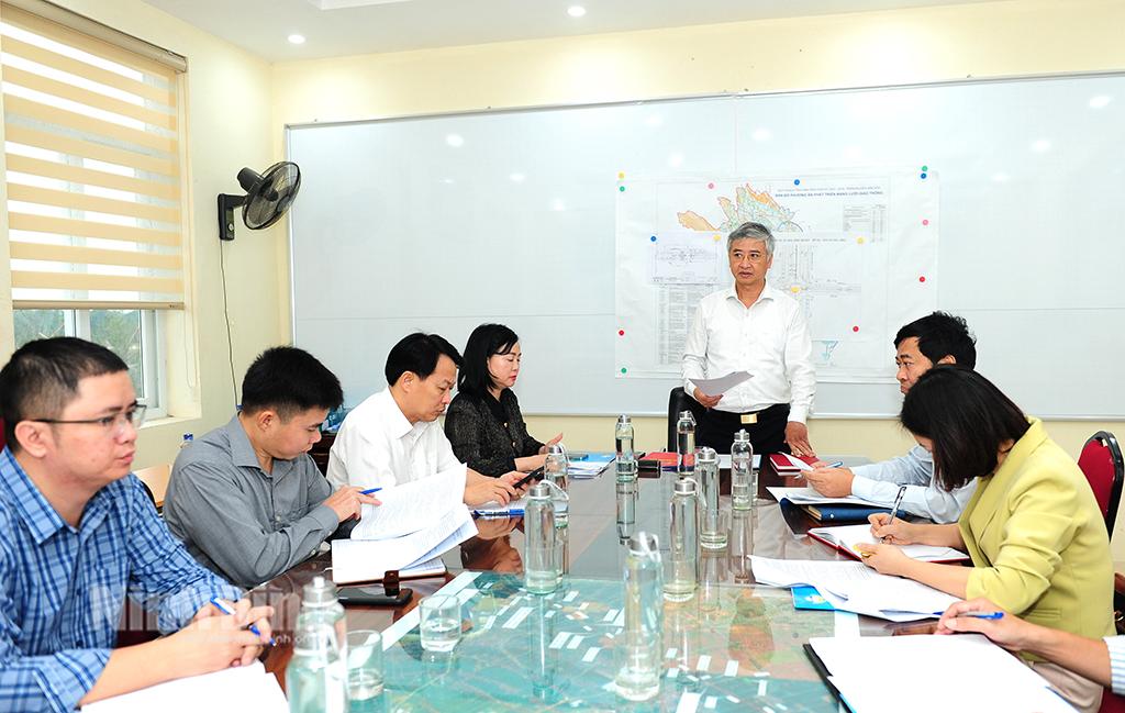 Đoàn giám sát của Ban Pháp chế HĐND tỉnh làm việc tại trụ sở Ban Quản lý dự án đầu tư xây dựng công trình giao thông tỉnh.