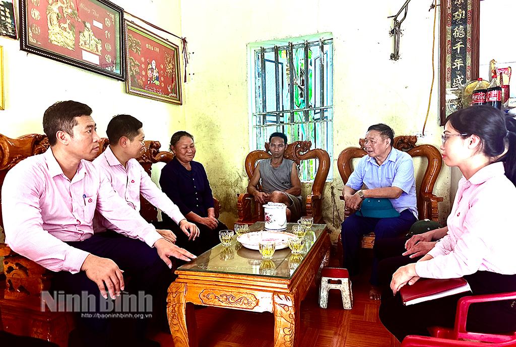 Cán bộ Phòng giao dịch Ngân hàng CSXH huyện Nho Quan khảo sát thiệt hại, nhu cầu vay vốn của khách hàng tại xã Xích Thổ - một trong những địa phương bị ảnh hưởng do cơn bão số 3.