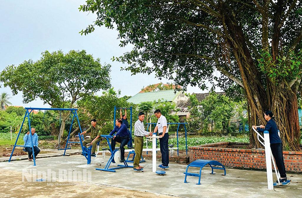 Khuôn viên Nhà văn hóa xóm 1, xóm 2, xã Như Hòa (Kim Sơn) được đầu tư lắp đặt thêm nhiều thiết bị thể dục thể thao để người dân luyện tập, nâng cao sức khỏe.