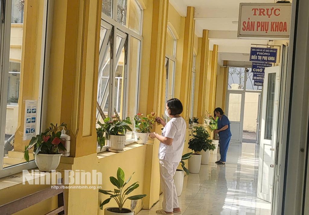 Hành lang các khoa, phòng ở Trung tâm Y tế huyện Yên Khánh đều được bố trí cây xanh, tạo cảnh quan xanh mát.