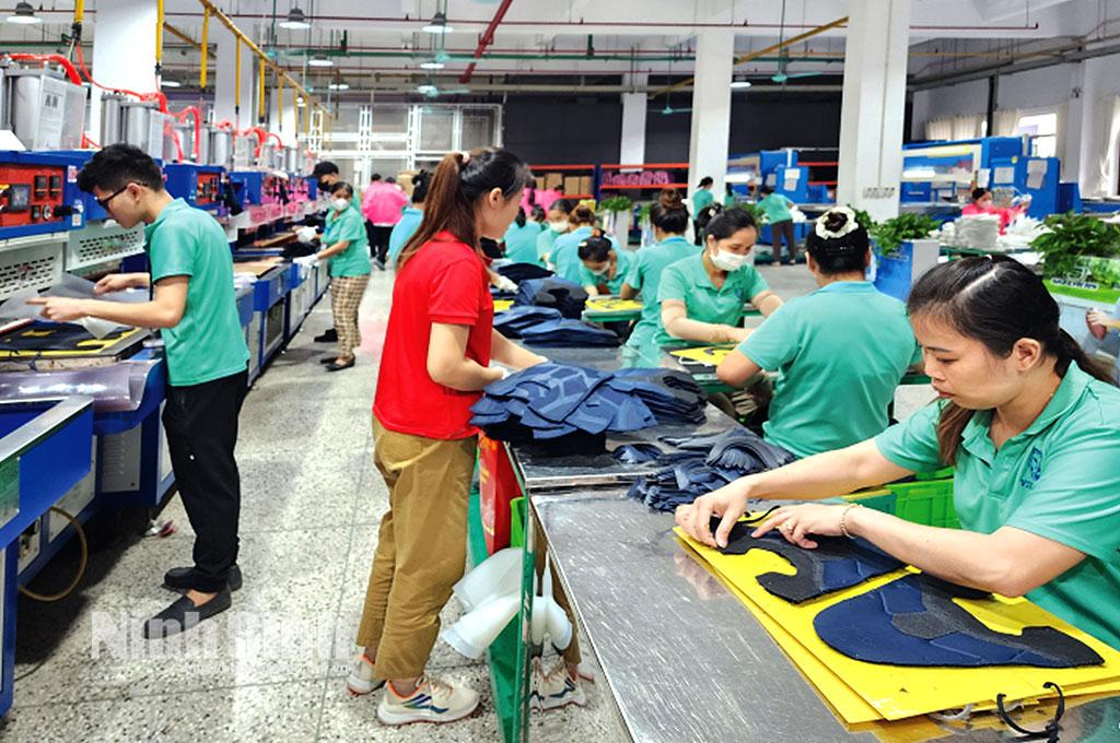 Công đoàn Công ty TNHH VIENERGY (Khu công nghiệp Phúc Sơn, thành phố Ninh Bình) tích cực phát động các phong trào thi đua lao động sản xuất, tạo cơ hội để đoàn viên, người lao động khẳng định bản thân, từ đó phát hiện các nhân tố giới thiệu cho tổ chức Đảng xem xét, kết nạp.