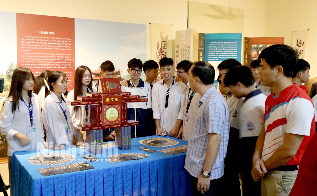 Ngày đầu diễn ra Triển lãm đã thu hút đông đảo học sinh tham quan, tìm hiểu.