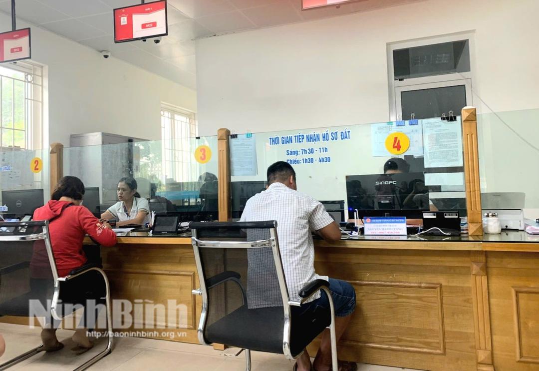 Trung tâm Một cửa liên thông thành phố Ninh Bình. Ảnh: PV