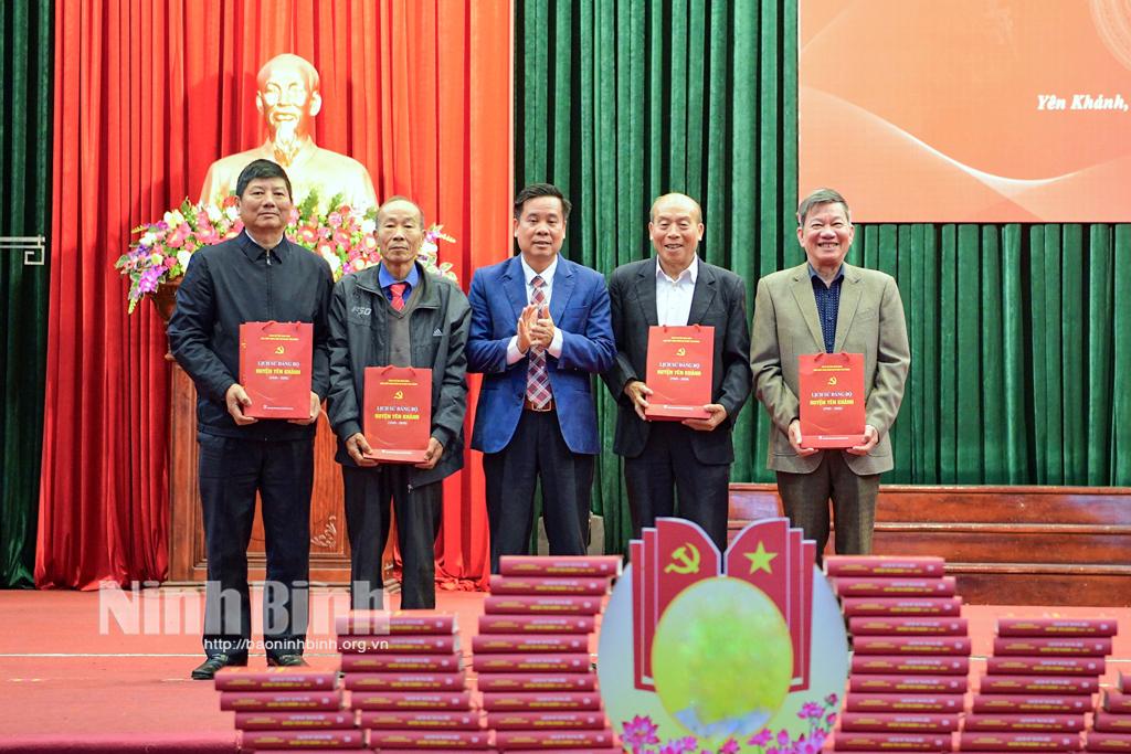 Đồng chí Bí thư Huyện ủy trao tặng sách cho các đồng chí nguyên lãnh đạo huyện.