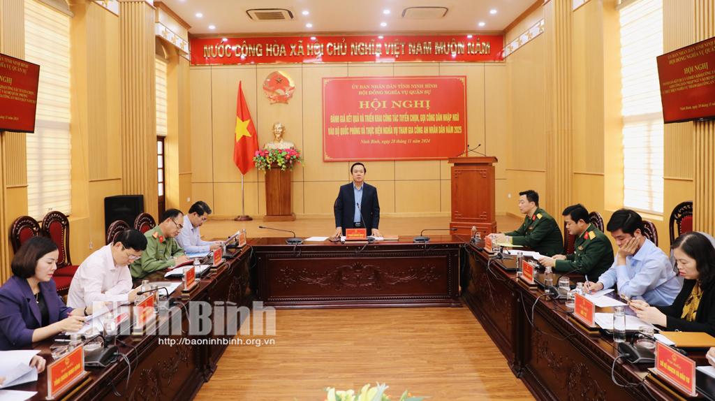 Đồng chí Phạm Quang Ngọc, Phó Bí thư Tỉnh ủy, Chủ tịch UBND tỉnh, Chủ tịch Hội đồng Nghĩa vụ quân sự tỉnh chủ trì hội nghị.