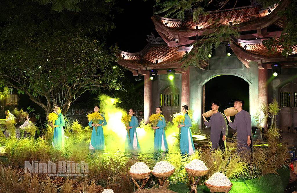 Biểu diễn bộ sưu tập áo dài tại Chương trình. Ảnh: Minh Quang