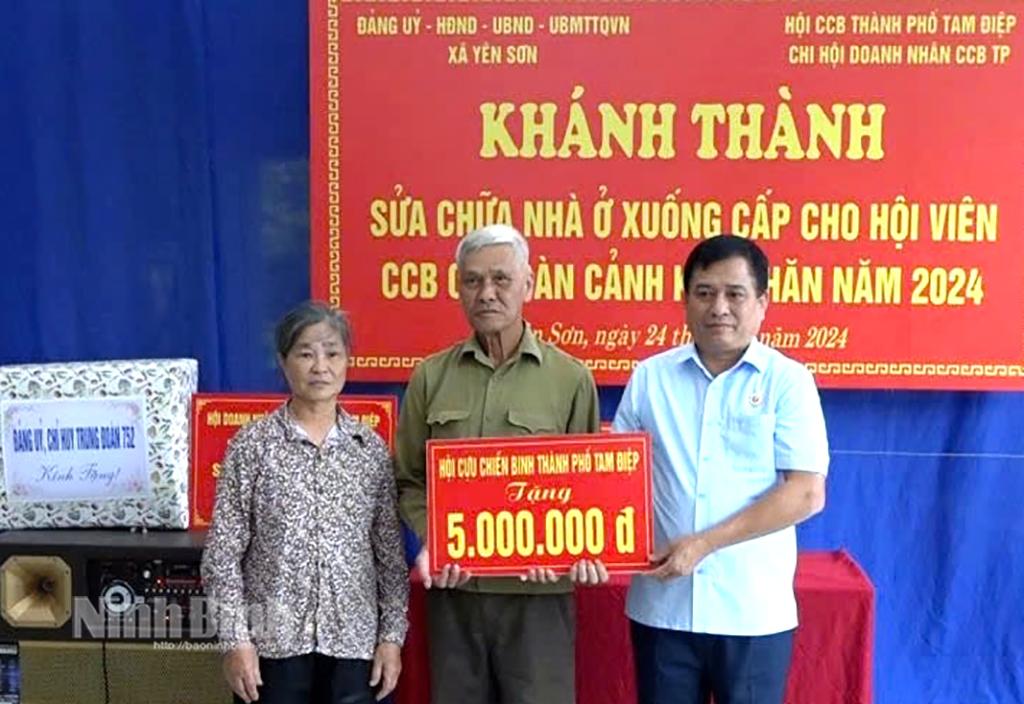 Hội Cựu chiến binh thành phố Tam Điệp trao biển tượng trưng hỗ trợ gia đình cựu chiến binh Phạm Văn Phiệt, xã Yên Sơn sửa chữa nhà ở.