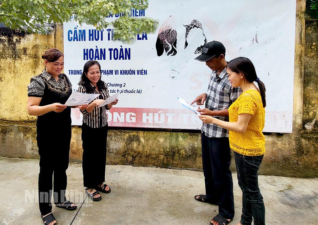 Cán bộ Trạm Y tế xã Ân Hoà (Kim Sơn) tuyên truyền, cung cấp kiến thức phòng, chống HIV/AIDS cho đội ngũ nhân viên tiếp cận cộng đồng. Ảnh: Bùi Diệu