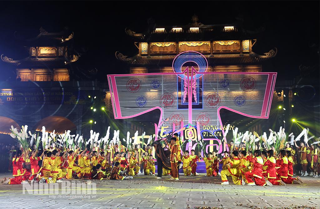 Màn trình diễn “Cờ lau tập trận” tại Chương trình Lễ hội đường phố - Festival Ninh Bình năm 2024.