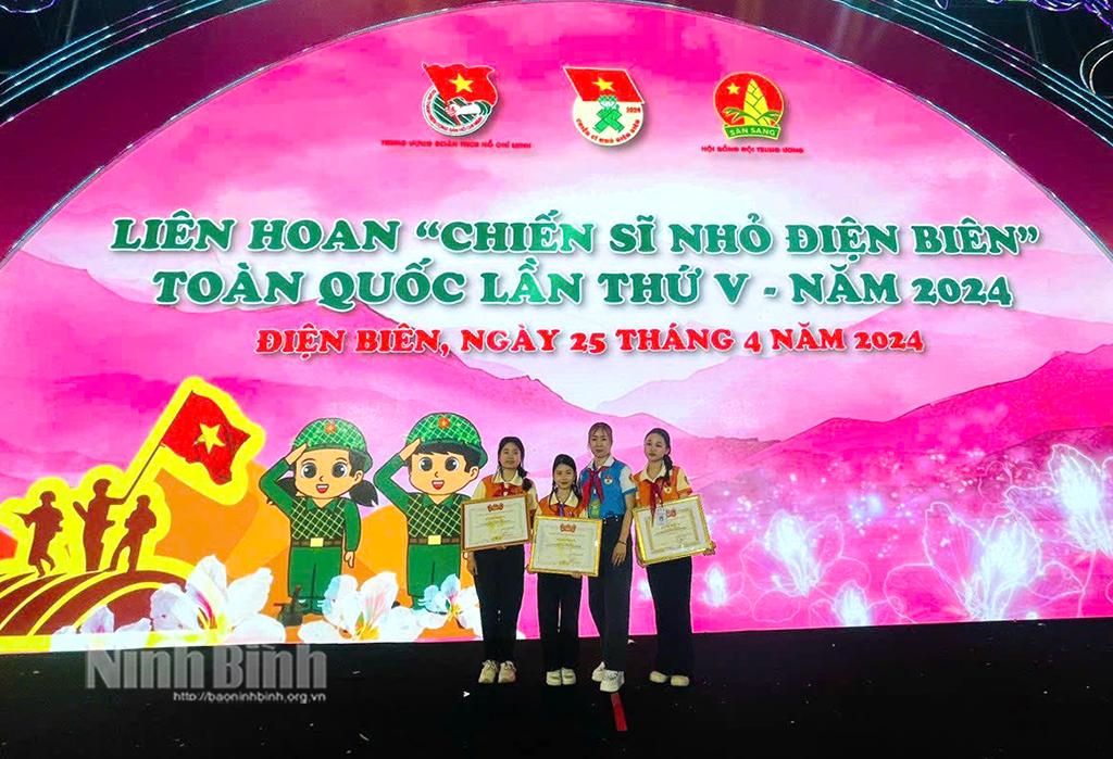 Cô Nguyễn Thị Quỳnh Oanh tham dự Liên hoan chiến sĩ nhỏ Điện Biên toàn quốc nhân kỷ niệm 70 năm chiến thắng Điện Biên Phủ.