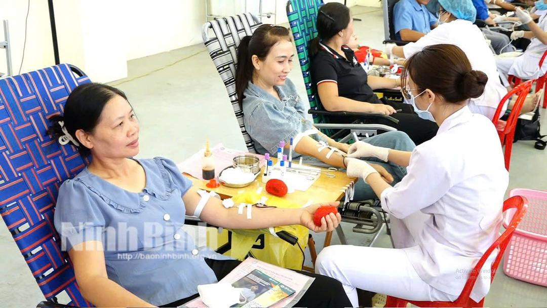Các tình nguyện viên tham gia chương trình "Ngày Chủ nhật đỏ" năm 2024 được tổ chức tại thành phố Tam Điệp.