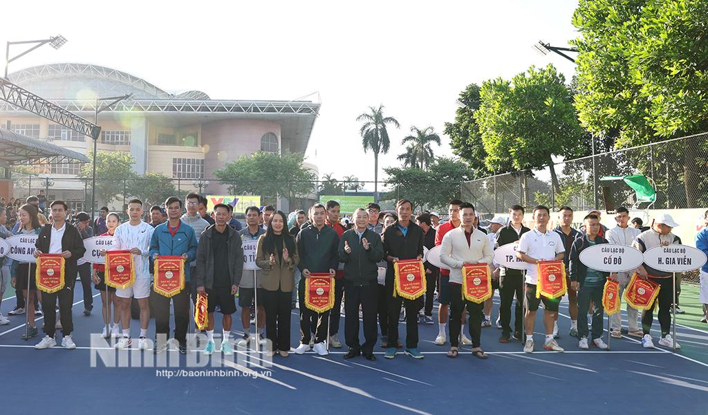 Ban tổ chức trao cờ lưu niệm cho các đoàn tuyển tham dự Giải.