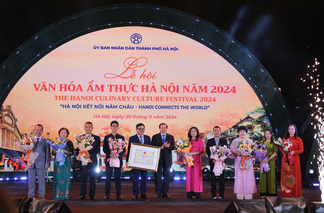 Lãnh đạo Bộ Văn hóa, Thể thao và Du lịch trao Quyết định ghi danh "Phở Hà Nội" vào danh mục Di sản văn hóa phi vật thể quốc gia cho đại diện thành phố Hà Nội và các nghệ nhân.