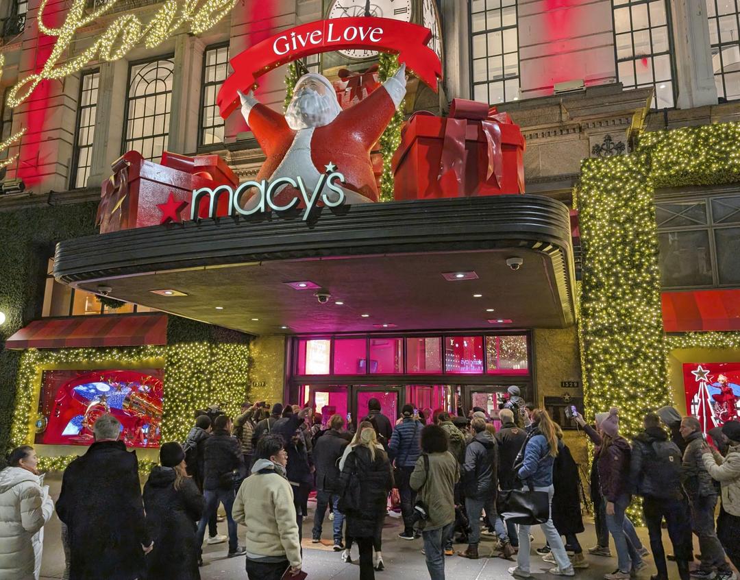 Người tiêu dùng xếp hàng mua sắm dịp Black Friday tại New York, Mỹ.