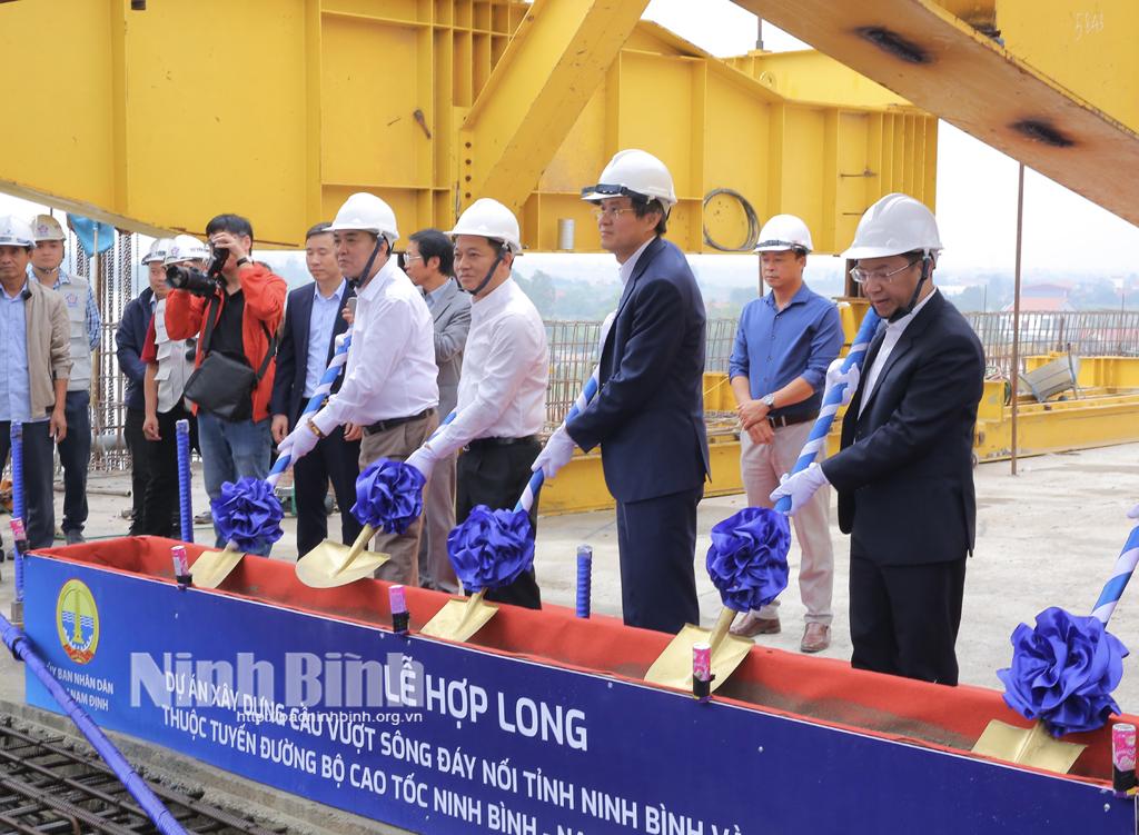 Các đại biểu thực hiện nghi thức hợp long cầu.