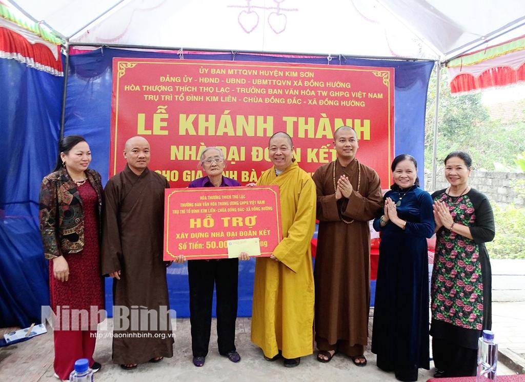 Hoà thượng Thích Thọ Lạc, Trụ trì Tổ đình Kim Liên - chùa Đồng Đắc trao kinh phí hỗ trợ bà Nguyễn Thị Nhâm (xã Đồng Hướng, Kim Sơn) xây nhà “Ấm tình đoàn kết lương - giáo". Ảnh: Mai Lan